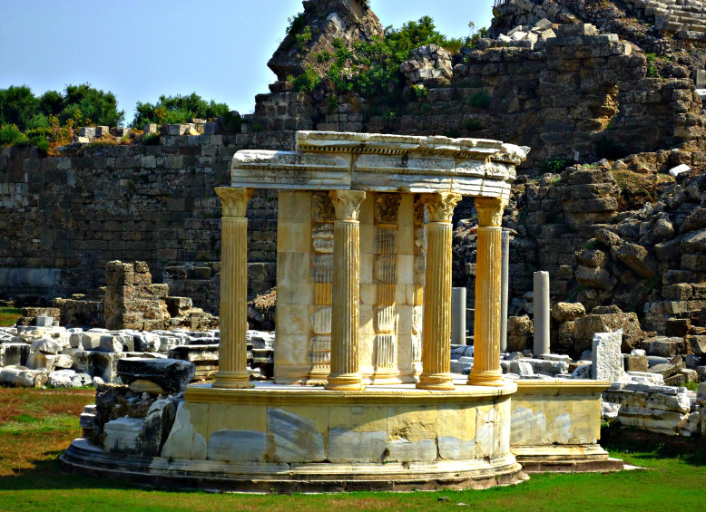 Фото Агора и храм Тюхе