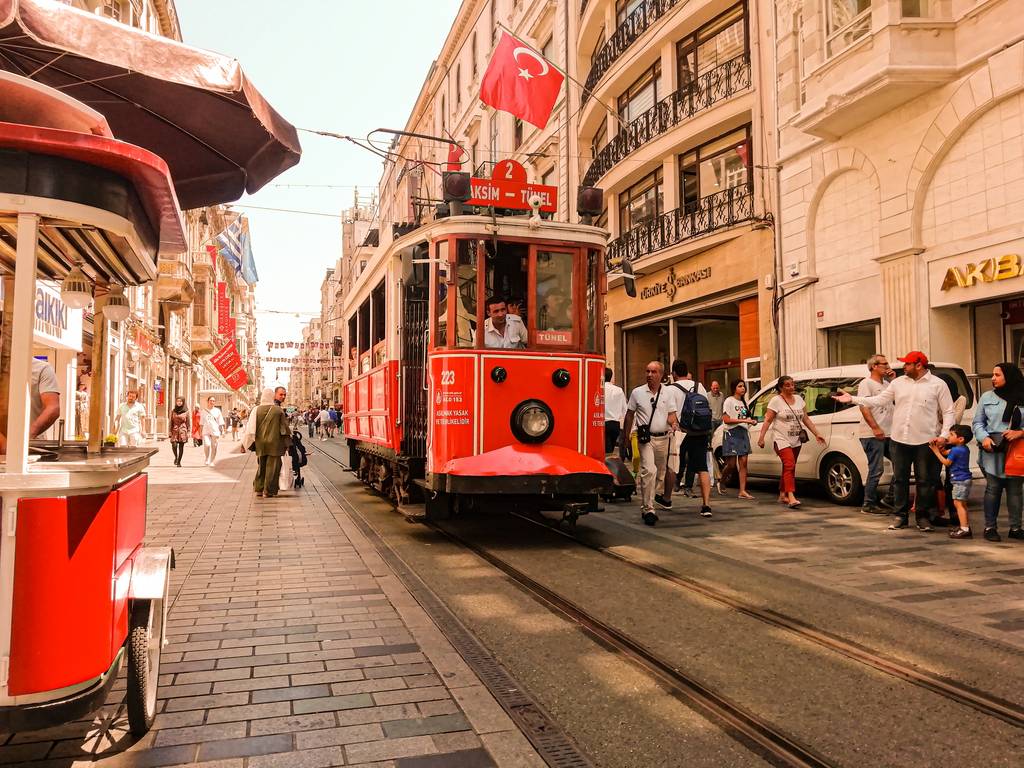 Красный трамвай в Стамбуле