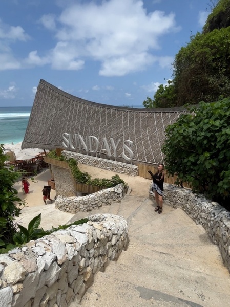  Sundays Beach Club 