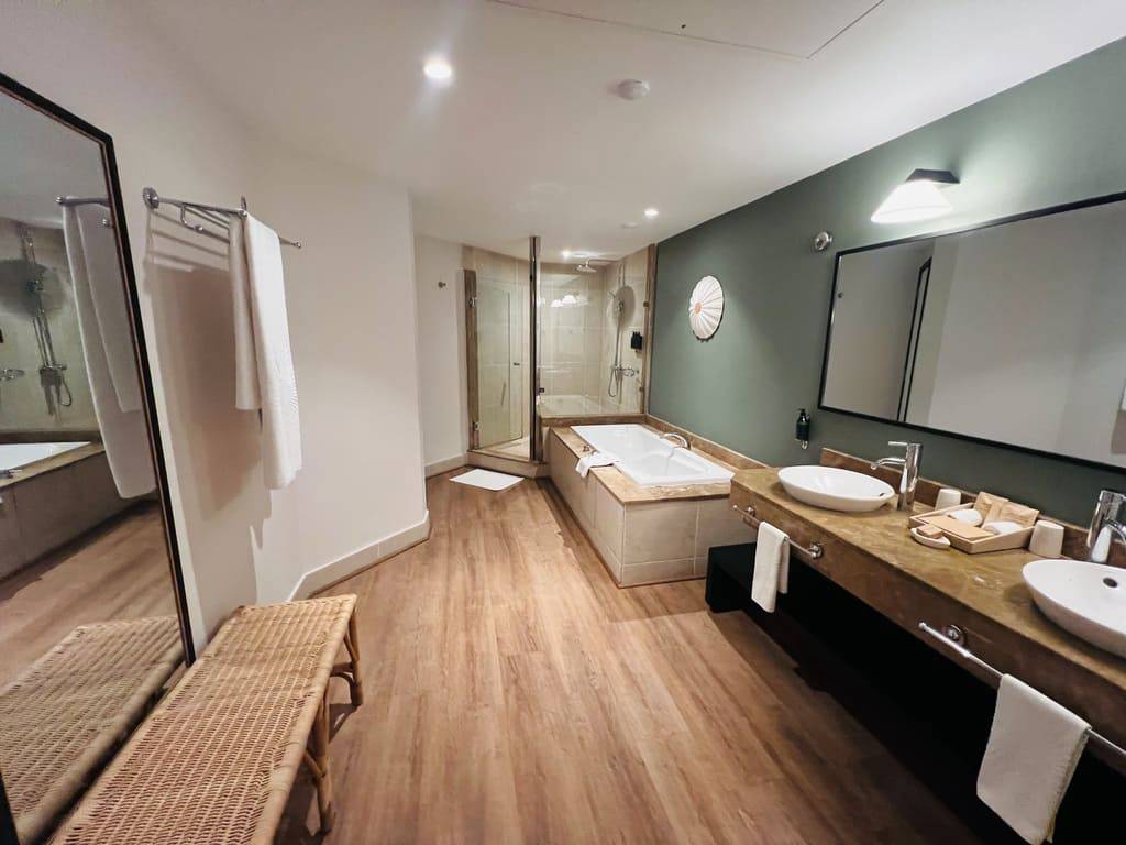 Victoria Beachcomber Resort & Spa 4*