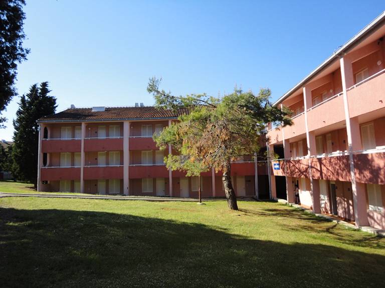 Lanterna Apts.