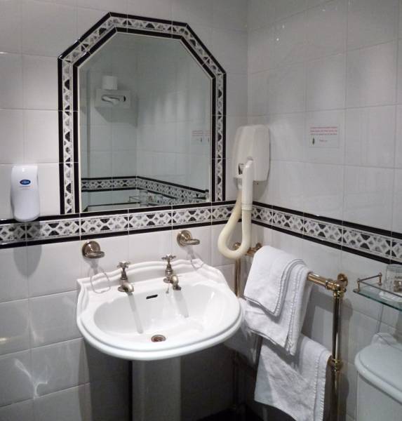 Russell Court 3*