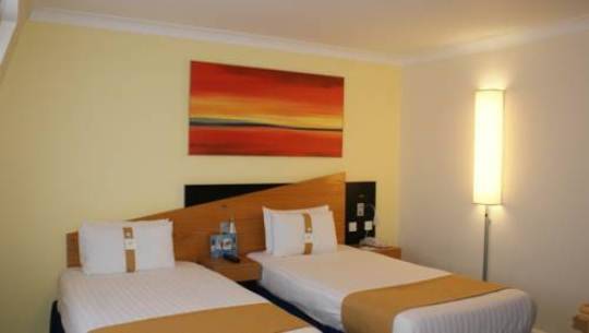 Express Holiday Inn Riverside 3*