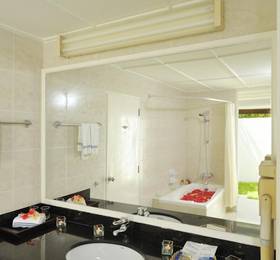Holiday Island Resort в Ари Атолле