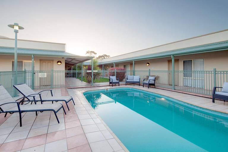 B.w Crystal Inn