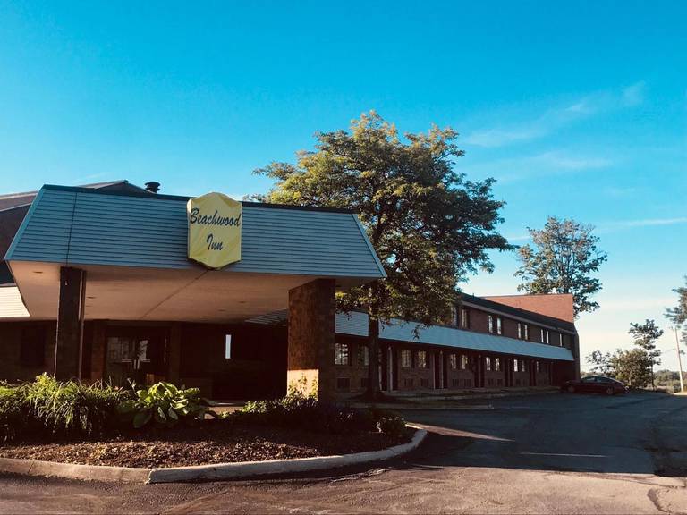 Super 8 Beachwood