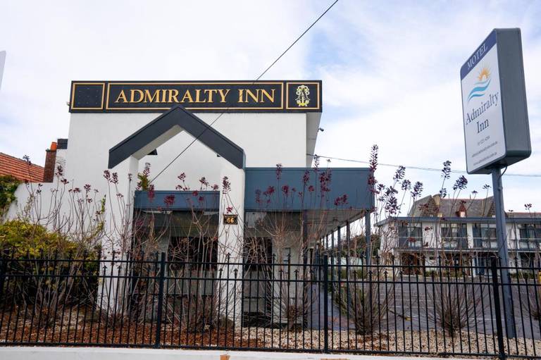 B.w Admiralty Motor Inn
