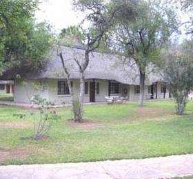 Mokuti Lodge в Национальном парке Этоша