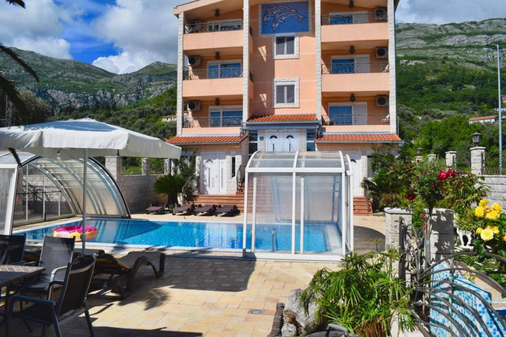 Villa Dolphin Apartments 4*