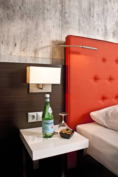 Novum Select Hotel Berlin The Wall 4*