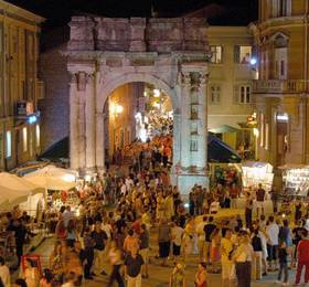 Old Town Pula Rooms & Apartments  в Пуле
