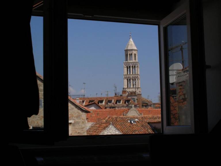 Split Artistic Apartments