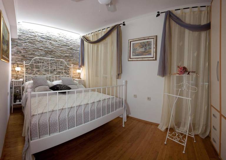 Split Theatre Apartments 