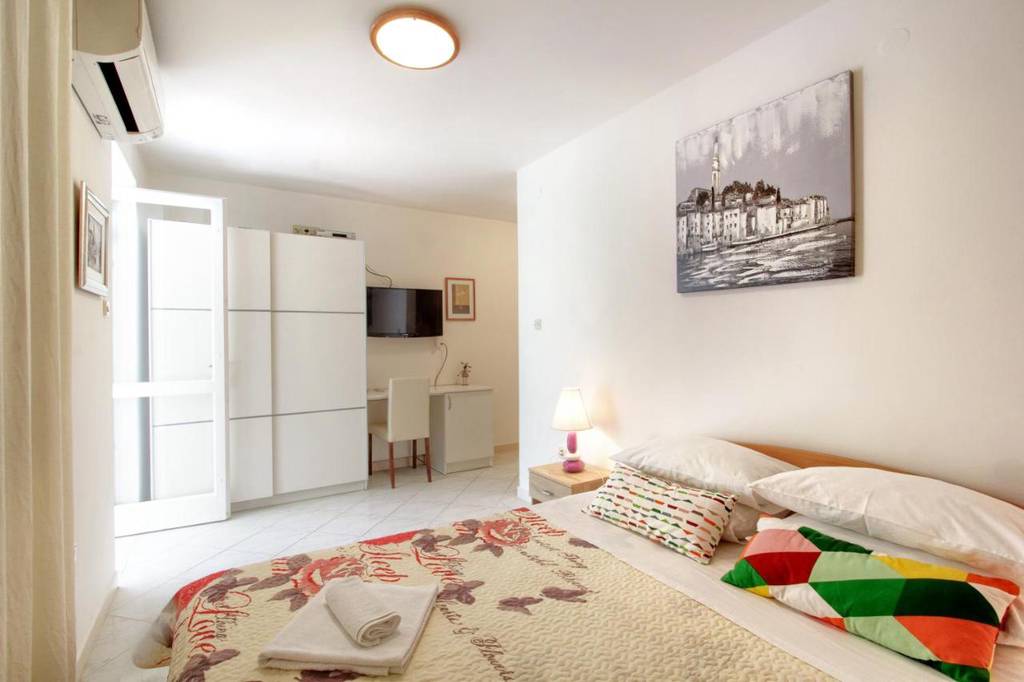 Apartments Nine Slano  2*