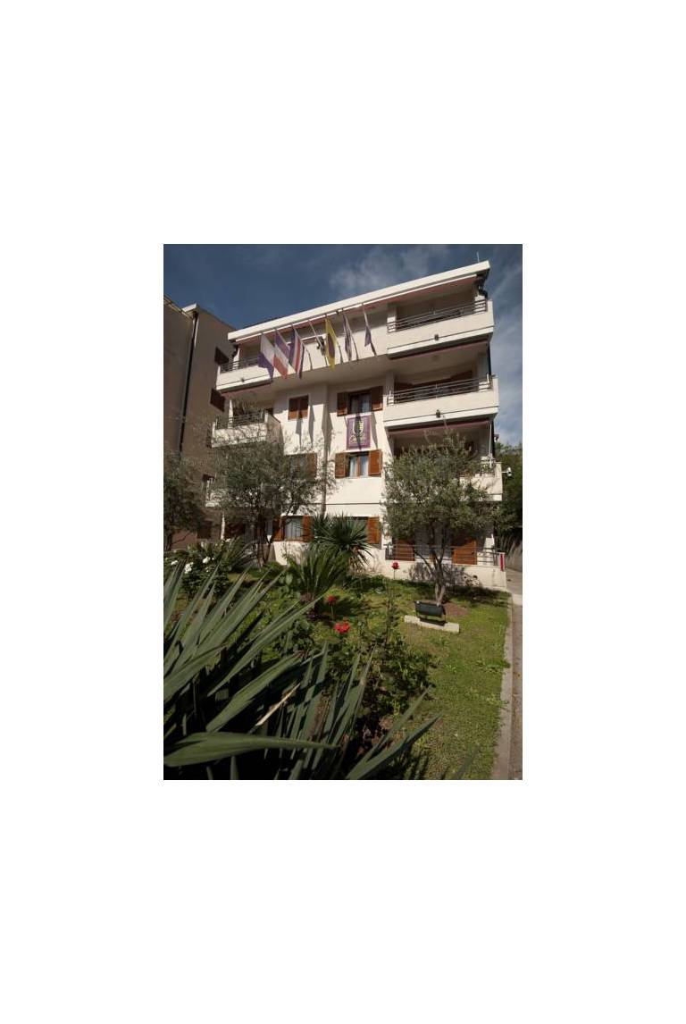 Captain Apartments 