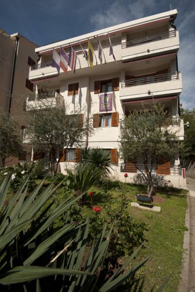 Captain Apartments