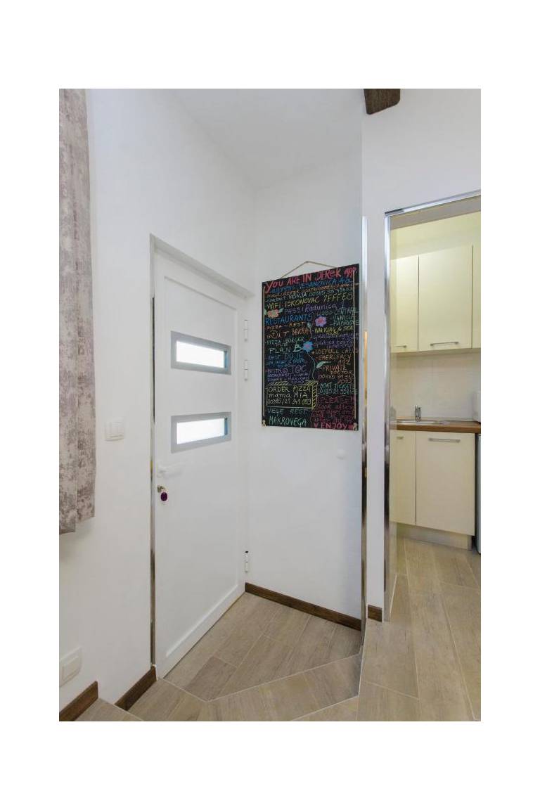 Derek Apartments 