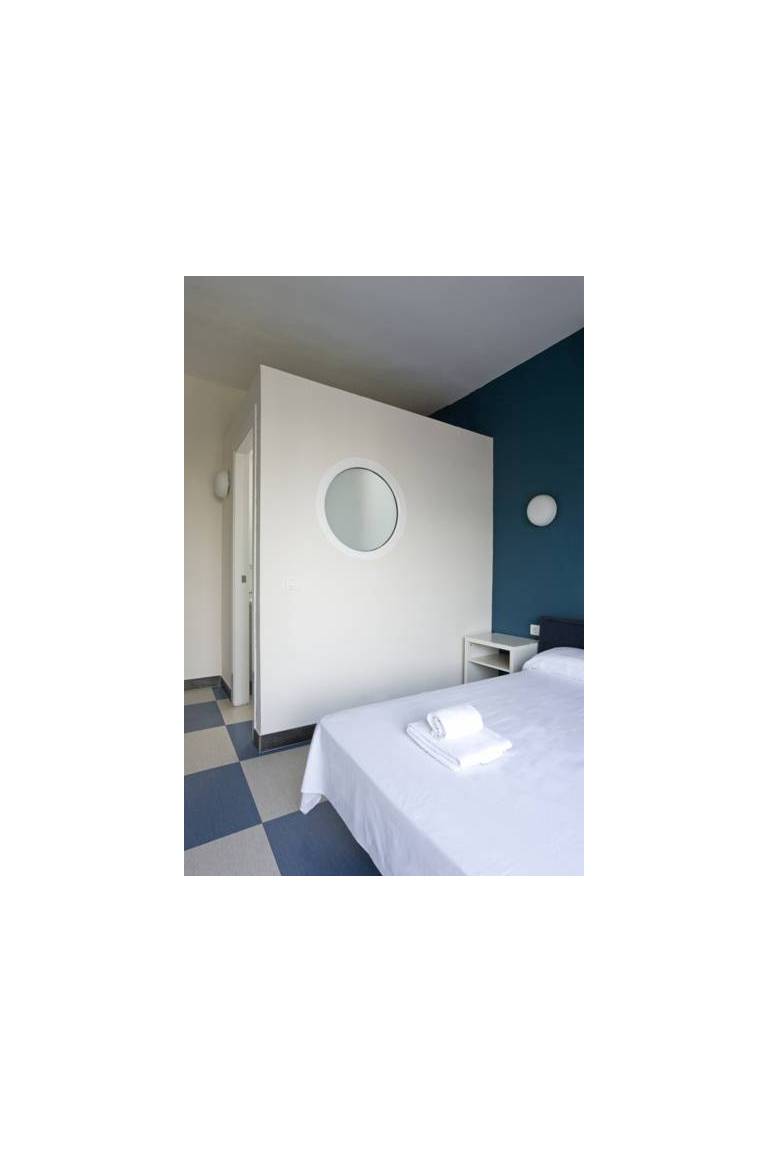 Chic & Basic Urquinaona Apartments 