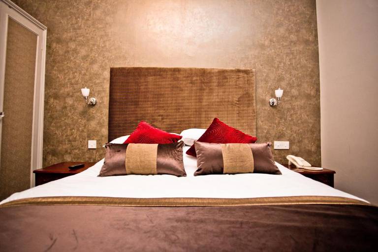 Wards Hotel & Restaurant 