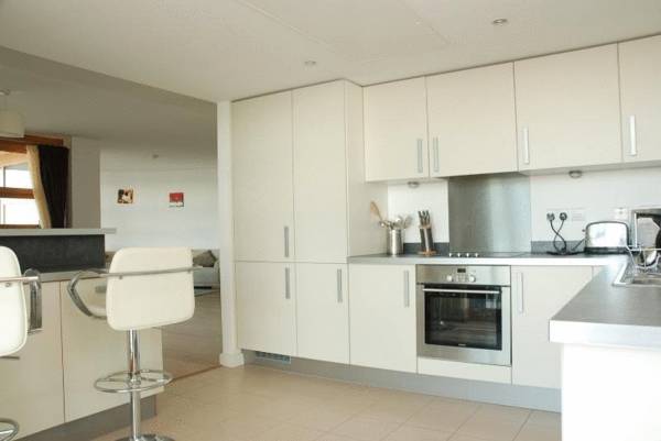 Falcon Wharf Apartments 