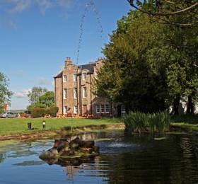 Shieldhill Castle Hotel  в Биггаре