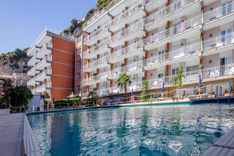 Santa Tecla Apartments 