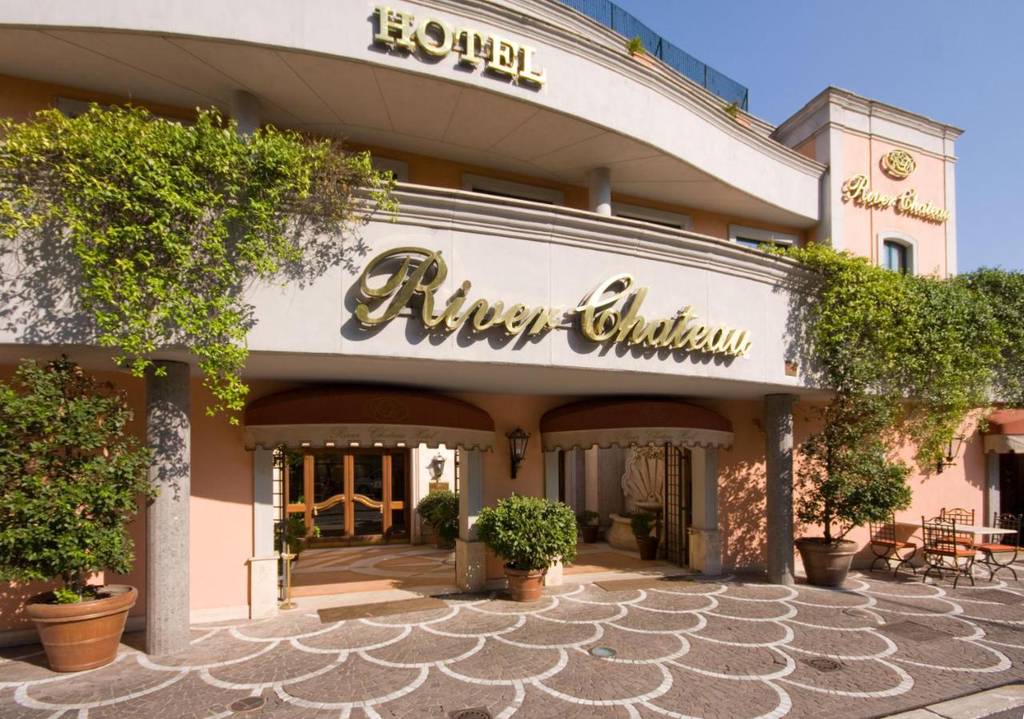 River Chateau Hotel 4*