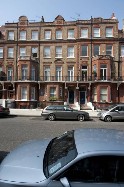 Astons Apartments 