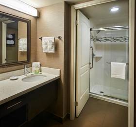 Staybridge Suites Hamilton - Downtown  в Гамильтоне