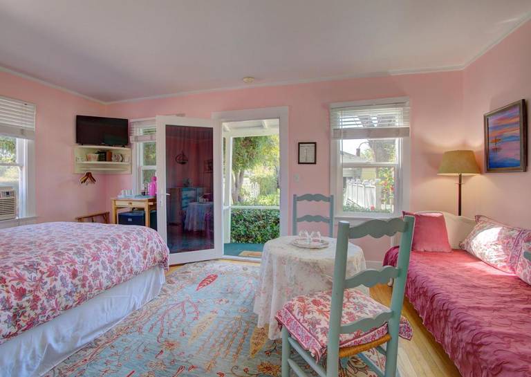 Secret Garden Inn & Cottages 
