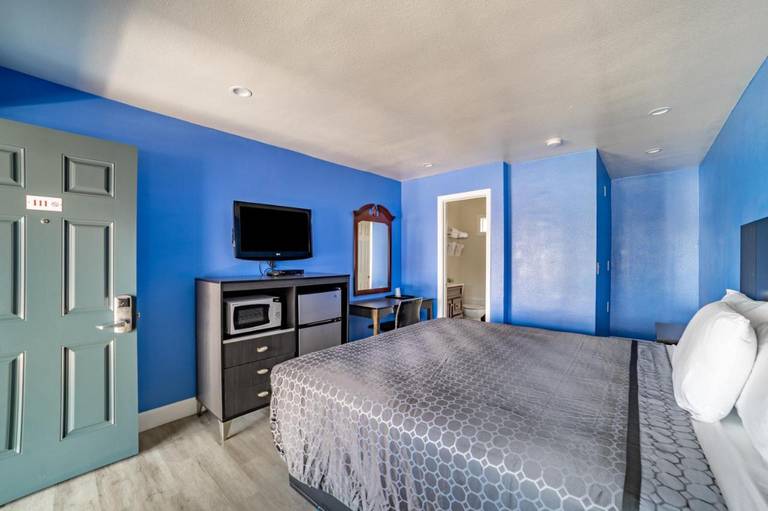 The Monterey Fireplace Inn 