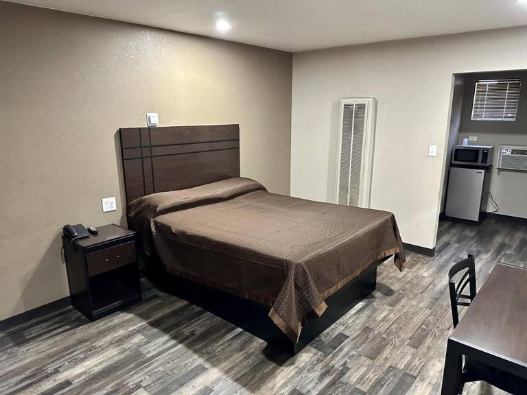 Budget Host Inn Saga Motel 