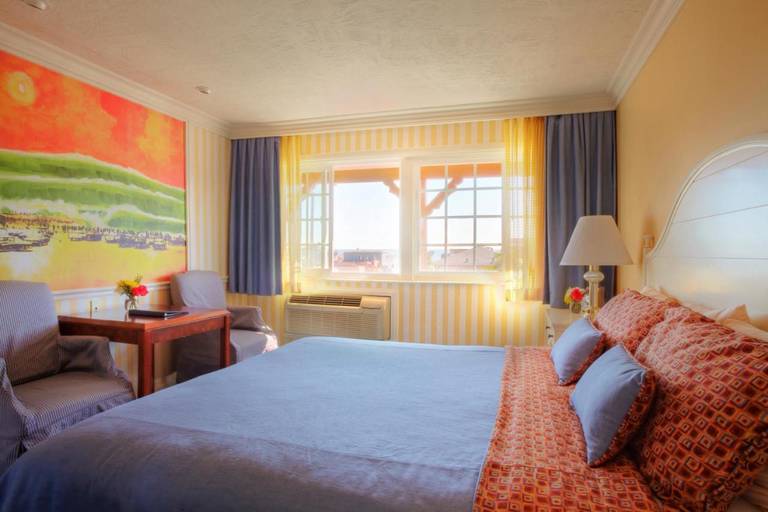 Bay Shores Peninsula Hotel 