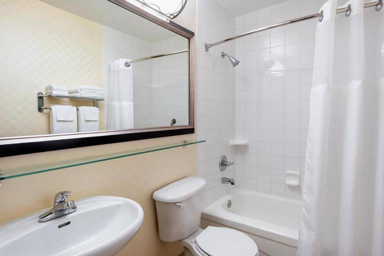 Ramada Viscount Gort Hotel 