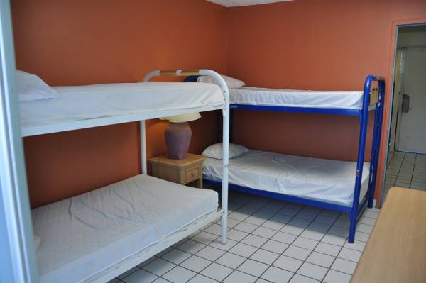 Waikiki Beachside Hostel  1*