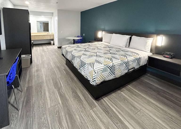 Bakersfield Inn & Suites 