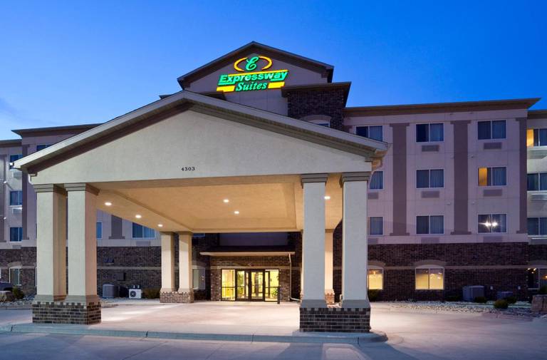 Expressway Suites Fargo 