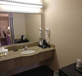 Burbank Inn and Suites  в Бербанке