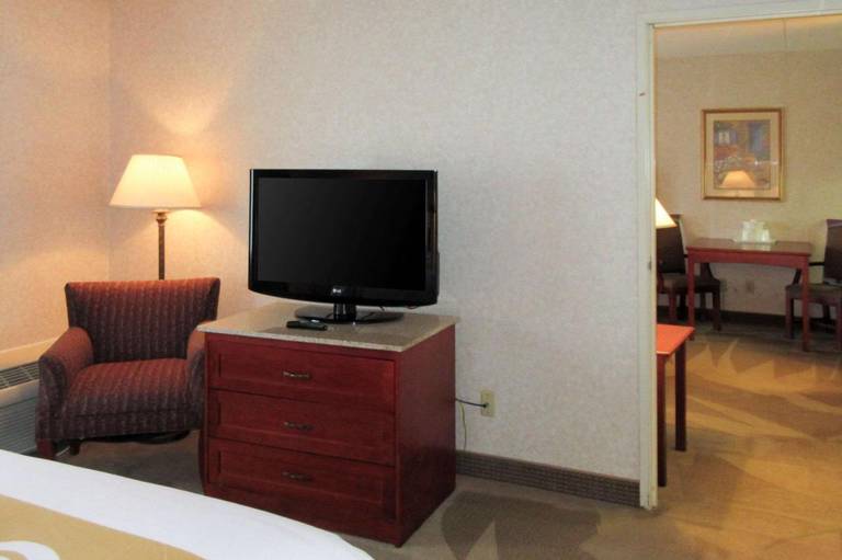 ClubHouse Inn & Suites 