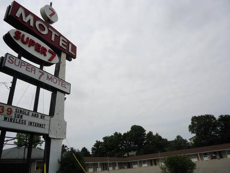 Super 7 Motel London 