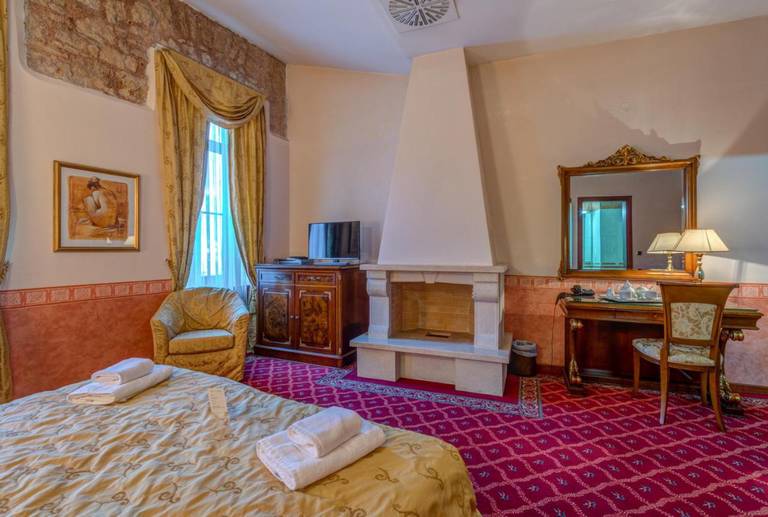 Alexios Luxury Hotel 
