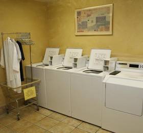 Viscount Suite Hotel  в Таксоне