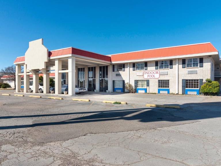 Luxury Inn & Suites 