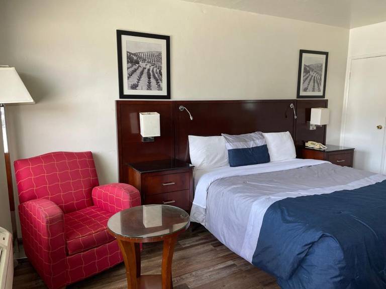 Travelers Beach Inn 