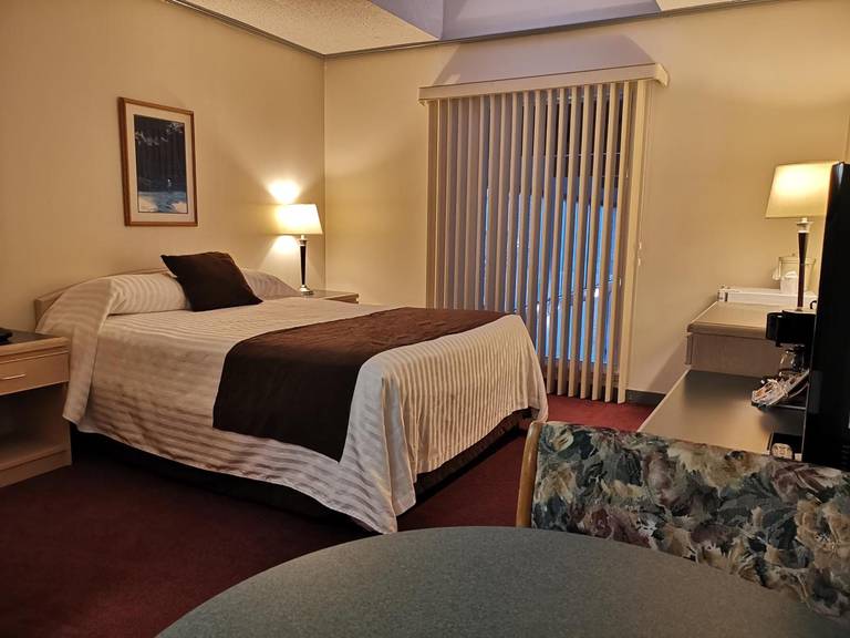 Village Green Hotel 