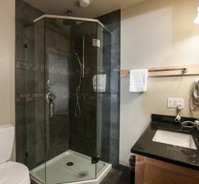 Swiss Chalet Motel  в Ревелстоуке
