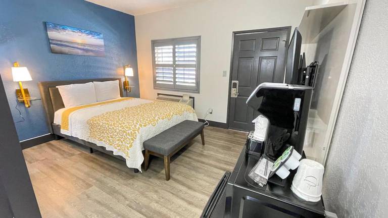 Candle Bay Inn 