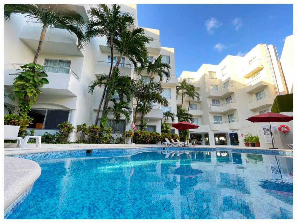 Ramada Cancun City 3*
