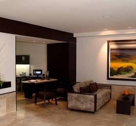 Lugano Suites Hotel  в Кито