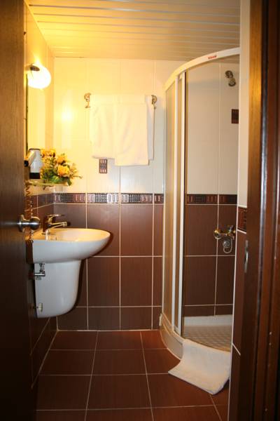 Kristal Hotel  3*